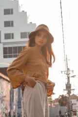 o fata cu palarie pozând