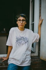 o fată care pozează într-o ramă de fereastră