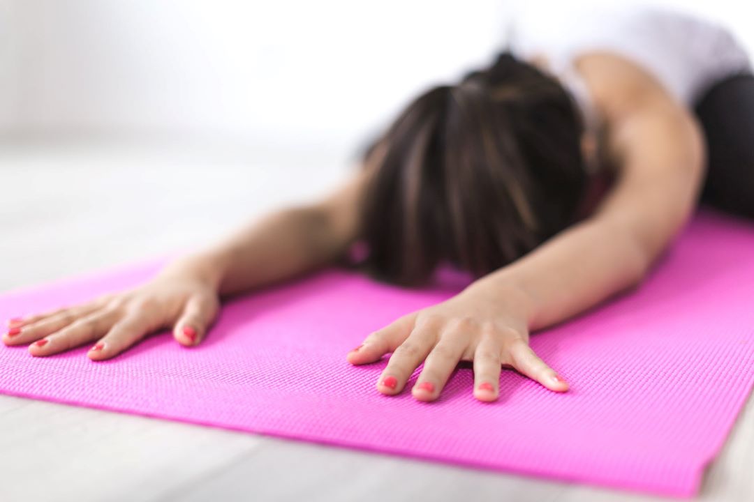 fata care face o pozitie de yoga